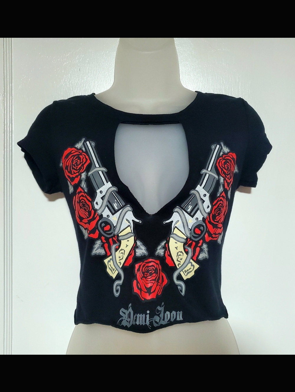 🆕️ Demi Loon Black, Keyhole Graphic Crop Top W) Slash Back, Sz S